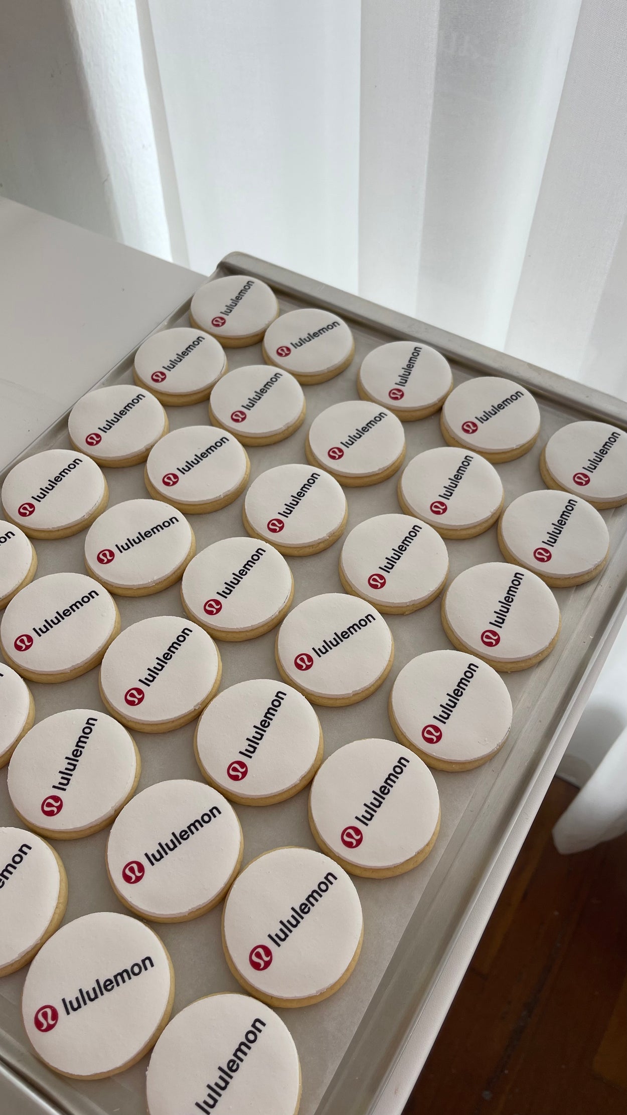 Branded round cookies with company logo, ideal for corporate events