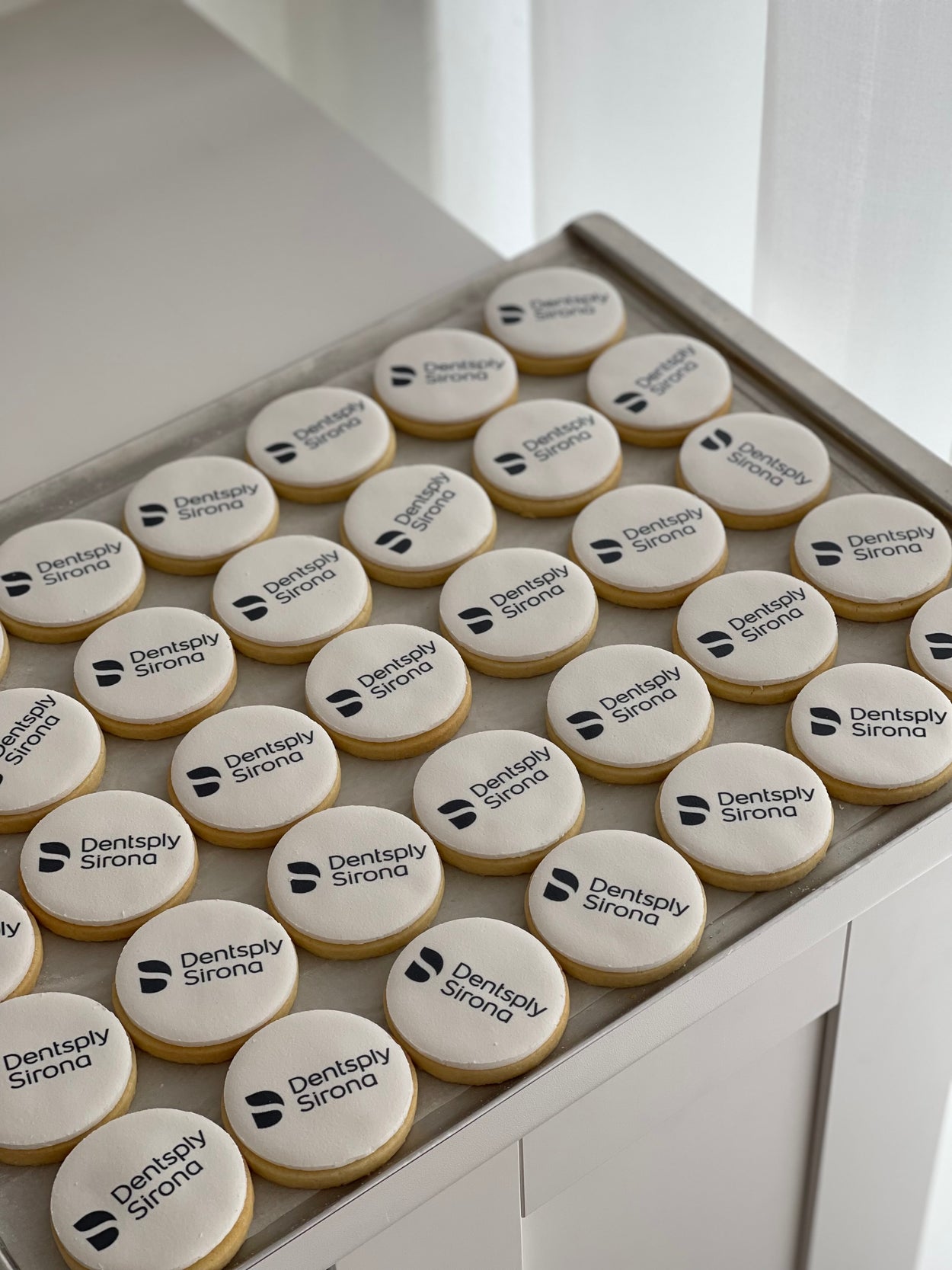 Custom event cookies with logo decoration, ideal for corporate and personal celebrations